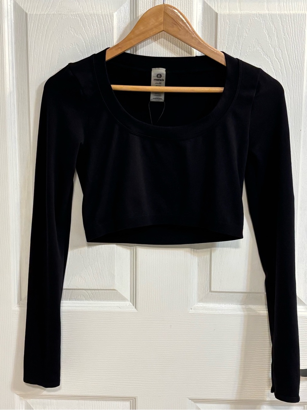 Mono B Women’s M/L Black Cropped Long Sleeve Athletic Top Scoop Neck NWOT